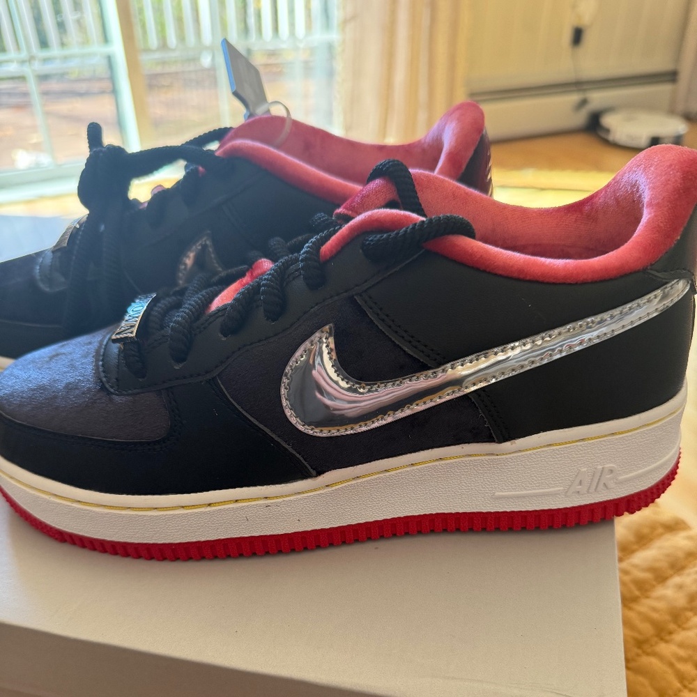 Nike Air Force 1 PRM “H-Town” – Rare Red/Black Velvet – 6.5Y / W7.5